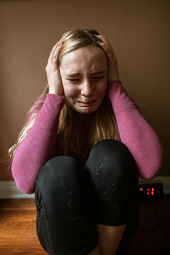 Žena zakrývající uši, úzkost, emoce, uvnitř, strach, emocionální projev, Vnitřní nastavení, emoční nouze, Zakrývající uši, emocionální žena