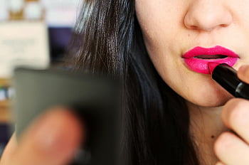 žena použití rtěnky, Světle růžová rtěnka, Detailní make-up, Rutina krásy, zrcadlový odraz, Aplikace make-upu, Krása a make -up, Aplikace rtěnky, žena hledá v zrcadle, Krása detail, Zvýraznění make -up