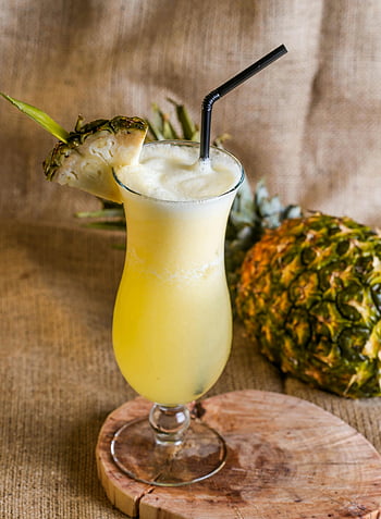 ananasjuoma, mustaa juoma olkia, jäähdytetty ananasmehu, lasi-, viipaloitu ananaskoru, Trooppinen juoma, Ananas mehu, hedelmäjuoma, virkistävä juoma, kesäjuoma, ananasviipale