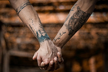 vytetované ruce, drželi se za ruce, detail, spojení, náklonnost, tetované paže, symbolizující spojení, laskavé gesto, intimní okamžik, Skin Art, ruční tetování