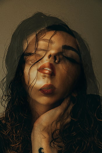 portret, kobieta, podwójna ekspozycja, artystyczny, głębokie emocje, abstrakcyjna nakładka, wyraz twarzy, fotografia artystyczna, kreatywny portret, sztuka emocjonalna, Artystyczna podwójna ekspozycja