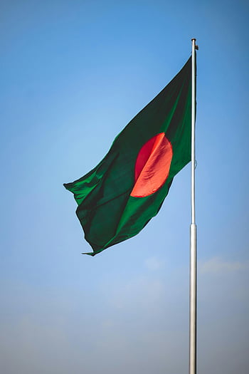 vlajka Bangladéše, státní vlajka, jasné modré nebe, vlající vlajka, zelená vlajka, červený disk, stožár, venkovní scénu, Bangladéšský symbol, národní symbol, hrdost