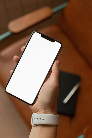 smartphone, blank skærm, håndhold, brun læderstol, Hvidt armbånd, moderne enhed, teknologi, indendørs indstilling, nærbillede skudt, minimalistisk design, Personlig gadget