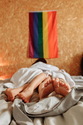 Para lesbijek, leżeć razem, łóżko, flaga tęczy, LGBTQ+ Pride, koc, stopy, intymny, sypialnia, Ściana, pocieszyciel