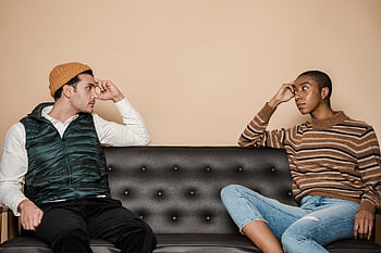 pasangan serius, pasangan multietnis, sofa, pertentangan, apartemen modern, Pasangan yang tegang, refleksi, duduk, pakaian kasual, Pengaturan dalam ruangan, percakapan emosional