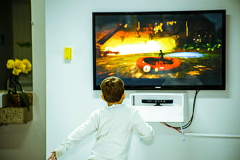 jongen, flatscreen tv, videogame, binnen-, jonge jongen, televisiescherm, interactie, aan het kijken, videogame scherm, binnenomgeving, plat scherm