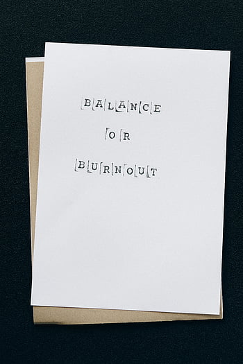 rovnováha nebo vyhoření, duševní zdraví, zvládání stresu, jednoduchá karta, průhledný bílý papír, návrh textu, minimalistický design, motivační poselství, péče, wellness, Zůstatek