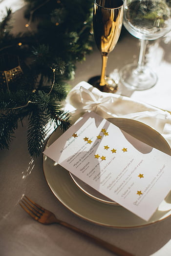 menu di Natale, ambientazione, tavolo festivo, menu, stelle, Elegante posate, arredamento per le vacanze, vetro dorato, rami di pino, tovagliolo bianco, forchetta d'oro