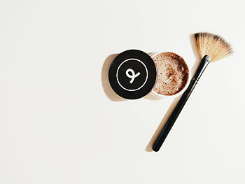 sikat makeup coklat dan hitam, berbaring datar, wadah scrub, permukaan putih, tema kecantikan, tema perawatan kulit, kuas makeup, menggosok, Produk kecantikan, produk perawatan kulit, fotografi flatlay