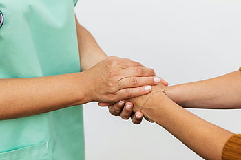 nærbillede skudt, støttende gestus, pleje og medfølelse, holde i hånden, to hænder, støttende hænder, Medfølende gestus, Nærbillede hænder, støttende touch, omsorgsfulde hænder, følelsesmæssig støtte