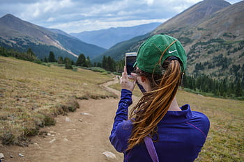女性の写真を撮る、 マウンテンビュー、 スマートフォンの写真、 ハイキングコース、 風光明媚な風景、 アウトドアアドベンチャー、 自然写真、 女性ハイカー、 山の写真、 風光明媚な山、 スマートフォンキャプチャ