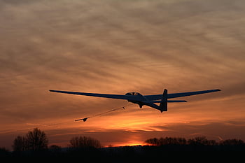 kluzák, klouzání, letadlo, pilot kluzáku, létající, letecké sporty, letectví, sportovní letadla, letiště, nebe, západ slunce