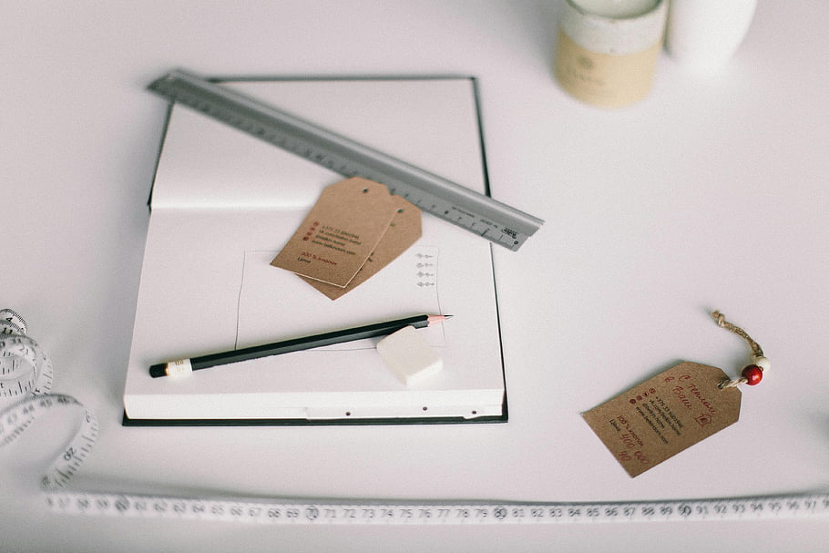 minimalistický pracovní prostor, notebook, tužka, papírové značky, Návrhové koncepty, Plánovací koncepty, bílý rámeček, pravítko, Kreativní nástroje, kancelářské potřeby, Organizace pracovního prostoru