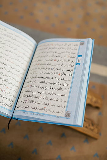 Koran offen, Holzständer, Arabischer Text, gemusterter Hintergrund, islamisches Buch, heiliges Buch, religiöser Text, Koran Seiten, Koran lesen, Korananzeige, Koranstudie