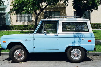 Ford Bronco biru, mobil antik, mobil klasik, parkir luar ruangan, mobil biru dan putih, jalan abu-abu, Pesona vintage, biru klasik, Parkir di luar ruangan, kendaraan vintage, mobil retro
