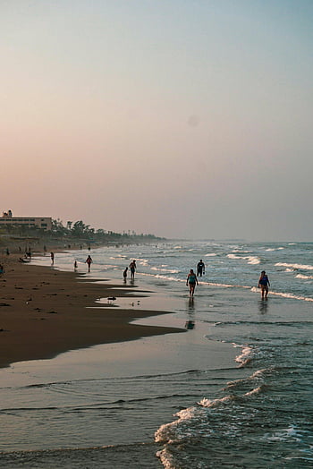 Menschen, die am Strand spazieren gehen, Playa de Veracruz, Mexiko, ruhiger Abend, Strandspaziergang, Strand, Ozean Wellen, Sonnenuntergang am Strand, Strandgänger, Küstenszene, Abendspaziergang
