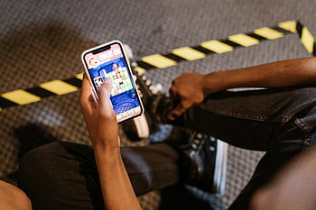 jeu mobile, vue rapprochée, personne jouant, téléphone intelligent, jeu de puzzle coloré, assis à l'intérieur, jeux intérieurs, puzzle, jeu de smartphone, activité à l'intérieur
