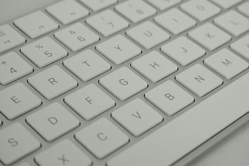 แป้นพิมพ์ macbook, แป้นพิมพ์สีขาวเงา, เทคโนโลยีที่ทันสมัย, แป้นพิมพ์ระยะใกล้, แป้นพิมพ์รายละเอียด, แป้นพิมพ์สีขาว, MacBook, การออกแบบแป้นพิมพ์, คีย์บอร์ดเทคโนโลยี, แป้นพิมพ์คอมพิวเตอร์, แป้นพิมพ์แล็ปท็อป