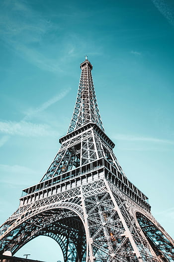 Torre Eiffel, Inquadratura dal basso, cielo blu luminoso, Parigi, vista incredibile, punto di riferimento architettonico, Punto di riferimento francese, attrazione turistica, struttura metallica, torre iconica, destinazione del viaggio