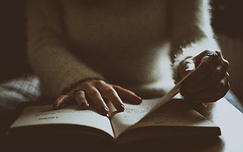 læsning, Bestil, Moody belysning, intim atmosfære, Reflekterende stemning, person læsning, Flippeside, åben bog, hænder på bogen, Hyggelige omgivelser, varme toner