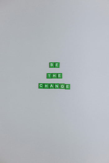 zöld scrabble csempe, legyen a változás, szürke háttér, motivációs üzenet, scrabble -üzenet, zöld csempe, idézet módosítása, inspiráló idézet, megrántja a leveleket, szürke felület, scrabble művészet