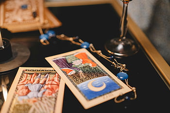 tarot kártyák, közeli nézet, asztal, borospohár, misztikus elemek, ékszerek, gyertya, díszes kialakítás, kártya olvasás, jövőbelátás, szellemi gyakorlat