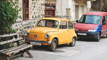 voiture orange, voiture rouge, rue secondaire, jour, voiture jaune rétro, bâtiment en pierre rustique, Banc en bois, voitures garées, véhicule d'époque, scène de petite ville, rue européenne