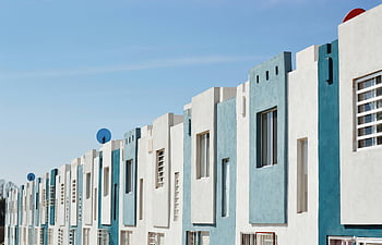 weiße und blaugrüne Gebäude, Betonbauten, Geometrische Fassade, modernes Wohnhaus, blaue und weiße Fassade, klarer Himmel, Architekturdesign, Stadtarchitektur, zeitgenössische Gebäude, Wohnarchitektur, minimalistisches Design