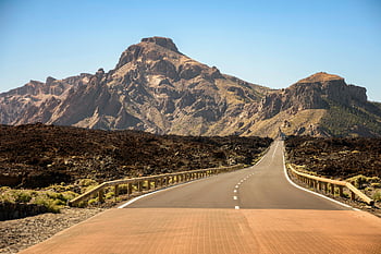 灰色のアスファルト道路、 ブラウンマウンテン、 砂漠の風景、 まっすぐな道、 旅行のテーマ、 アドベンチャーテーマ、 マウンテンビュー、 ロードトリップ、 風光明媚なルート、 アウトドアアドベンチャー、 自然写真