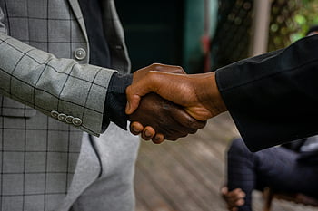 muži v bundách, potřesení rukou, detail, profesionály, úspěch, partnerství, obchodní handshake, formální oblečení, profesionální setkání, spolupráce, dohoda