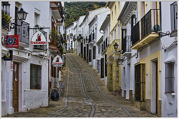 zahara de la sierra, andalusie, Tradiční bílé budovy, Historický pohled na ulici, malebné ulici, denní scéna, silniční budovy, dlážděné ulice, Cruzcampo Sign, španělské architektury, Domy promyté bílé