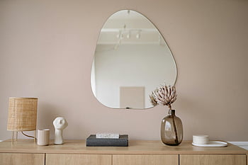 parete a specchio, Consiglio dei ministri, interno minimalista, Vaso decorativo, lampada, design elegante, arredamento interno, arredamento moderno, Home decor, specchio a muro, arredamento dell'armadio