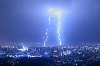 αστικό τοπίο, καταιγίδα, ουρανοξύστες, Νύχτα, αστραπή, αστική ενέργεια, φυσικές δυνάμεις, δραματικός, ζωηρός, φώτα της πόλης, νυχτερινή φωτογραφία