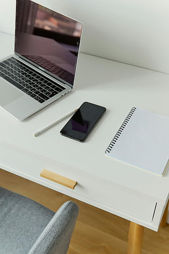 MacBook Pro, iphone, vitt träbord, elegant arbetsyta, bärbar dator, smartphone, anteckningsbok, skrivbord setup, kontorsskrivbord, minimalistisk arbetsyta, modern skrivbord