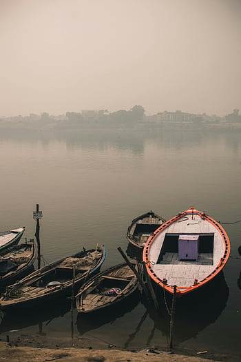 lodě zakotvily, řeka gangy, varanasi, Indie, svítání, klidné scény, ukotvené lodě, břeh řeky, ranní mlha, tradiční lodě, pohled na nábřeží