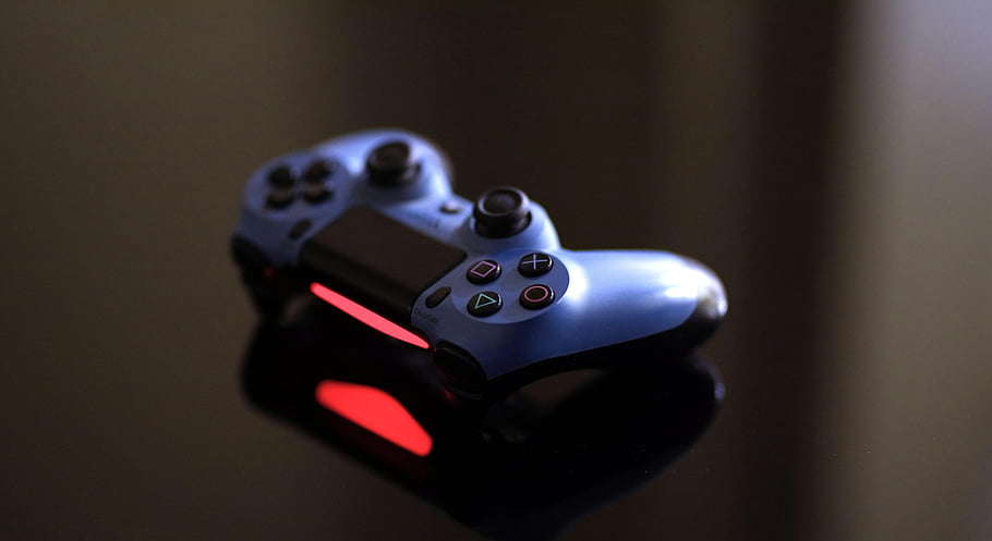 Blue PlayStation Controller, černý povrch, červené osvětlení, detail, lesklý povrch, herního zařízení, sony ps4, řadič videoher, Modrý ovladač, černé pozadí, červené světlo