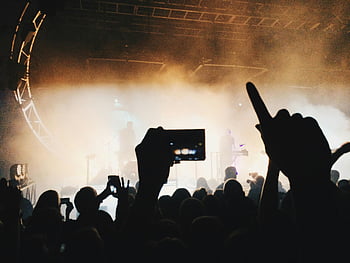 concierto, siluetas, gente, fotografiando, teléfonos móviles, escena vibrante, multitud enérgica, Concierto de música, Iluminación de escenario, actuación en vivo, compromiso de la audiencia