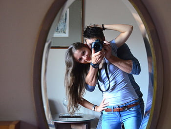 Spiegel Selfie, lächelndes Paar, Innenfoto, freudiger Moment, Mann und Frau, Foto machen, Spiegelreflexion, Paar Fotografie, Innenfotografie, Freizeitkleidung, glückliches Paar