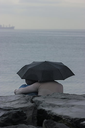 pár, moře, deštník, deštivý den, Moody Seascape, sedící, černý deštník, pohled na oceán, romantická scéna, zatažené počasí, Nastavení nábřeží