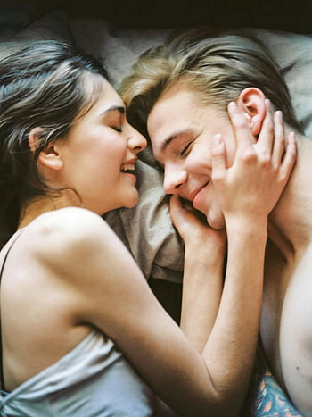 muž a žena, ležet na posteli, radostný okamžik, intimní pár, přijímání společně, usmívající se pár, mladý pár, scéna postele, romantická scéna, Detailní pár, láskyplný okamžik