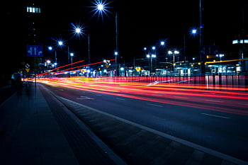 photographie timelapse, des rues, trafic de nuit urbain, sentiers de lumière, longue exposition, vif, lumières de la ville, scène de nuit, lampadaires, flou de mouvement, paysage urbain