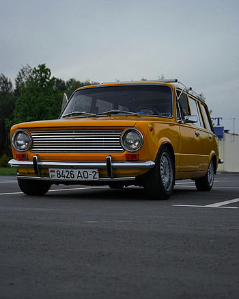 黄色い車、 駐車中の車、 クラシックカー、 ビンテージカー、 レトロなデザイン、 屋外駐車場、 自動車デザイン、 黄色のヴィンテージカー、 古典的な黄色い車、 レトロな自動車、 ヴィンテージの自動車デザイン
