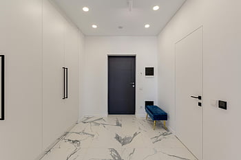 pouf, corridoio, pavimenti in marmo, muri bianchi, design contemporaneo, interni eleganti, corridoio moderno, Blue Pouf, interior design, arredamento minimalista, mobili per corridoio