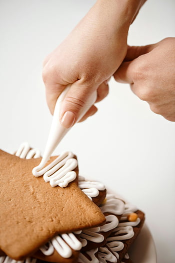 stjerneformede cookies, glasurdekoration, Feriekager, Nærbillede hænder, cookie dekoration, Festlige godbidder, hvid glasur, cookie glasur, ferie bagning, Cookie -forberedelse, stjernekager