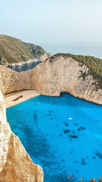 praia de naufrágio, ilha de zakynthos, águas azul-turquesa, falésias imponentes, vista deslumbrante, mar azul, naufrágio, Grécia, paisagem costeira, beleza natural, Destino de viagem