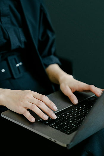 Frau, Laptop, Heimarbeit, Tippen, formelle Kleidung, schwarze Kleidung, professionelle Arbeit, Nahansicht, Hände, Tastatur, Geschäftsfrau