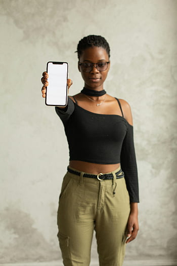 Černá žena, mobilní telefon, prázdná obrazovka, reklama, povýšení, Mladá žena, sebejistý, chytrý telefon, prezentace, Neformální outfit, brýle