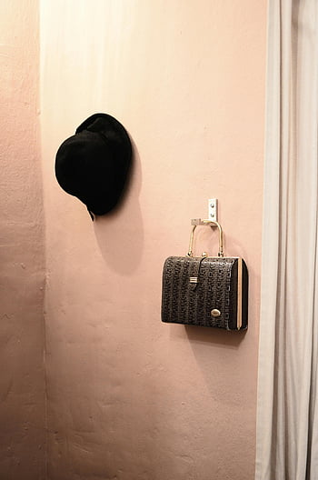 Černý klobouk, kabelka, růžové zdi, minimalistický design, Háčky šatníku, módní doplňky, Černé příslušenství, nástěnné háčky, Stylový klobouk, Elegantní kabelka, interiér