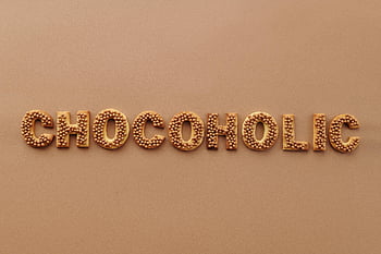 czekoladowe ciasteczka, czekoladoholik, pieczone ciasteczka, brązowe tło, Miłośnicy deserów, Litery cookie, deser czekoladowy, słodkie smakołyki, Sztuka cookie, fotografia żywności, Ciasteczka z kawałkami czekolady