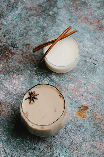 maitomainen cocktailit, kanelitangot, tähtianis, horchata, kuvioitu pinta, kotitekoinen juoma, ylhäältä, maustetut juomat, aromaattiset juomat, kermaiset cocktaileja, varustettuja juomia